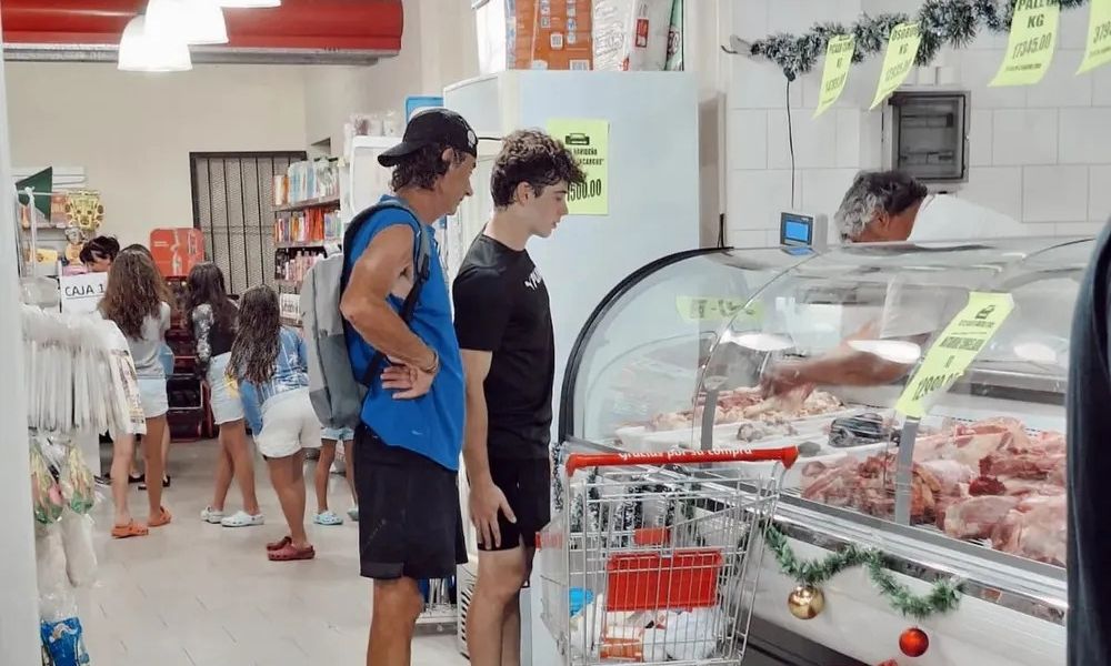 Colapinto, sin casco ni monoplaza