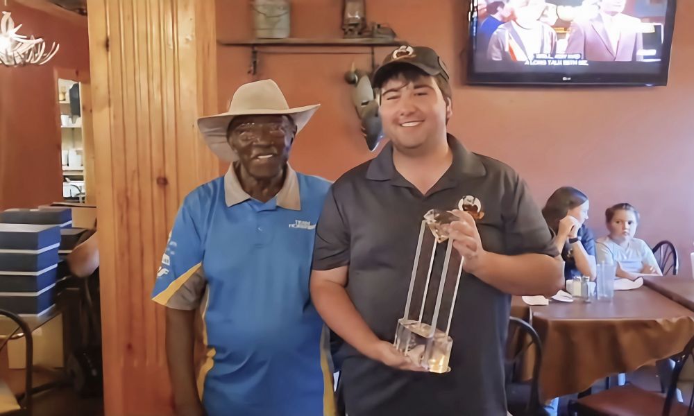 Federico Cereseto recibiendo anoche su Top Gun