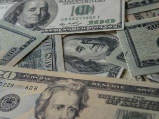 El d�lar minorista cay� por debajo de los $1.400 y toc� su valor m�s bajo en cuatro meses