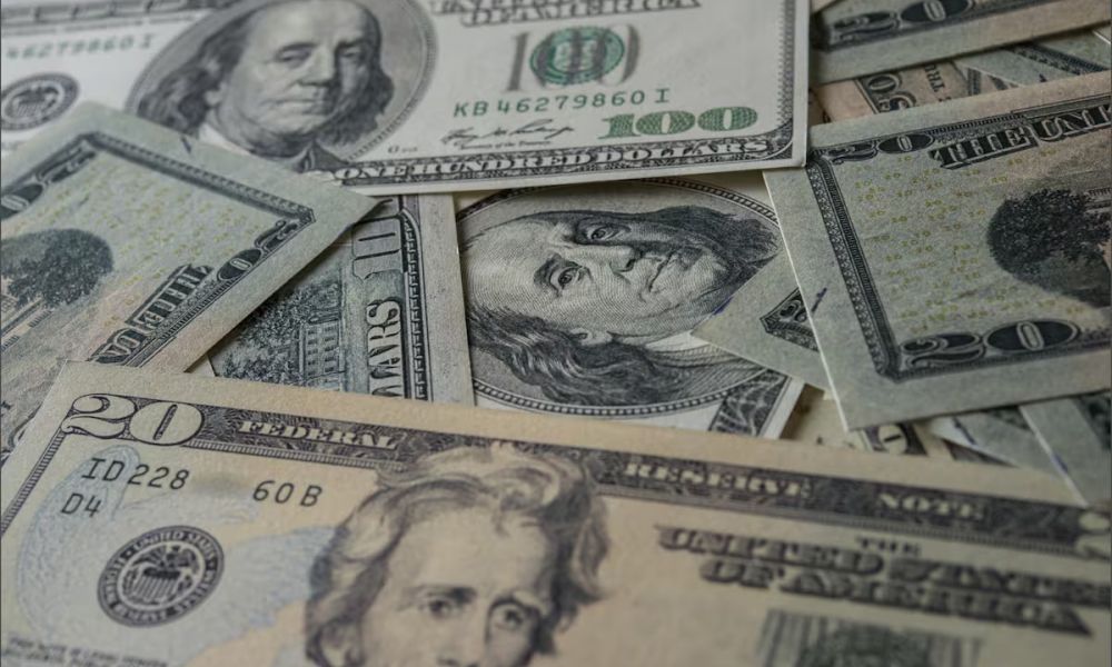 El dólar minorista cayó por debajo de los $1.400