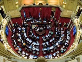 Senado argentino asesta doble golpe al Gobierno de Milei