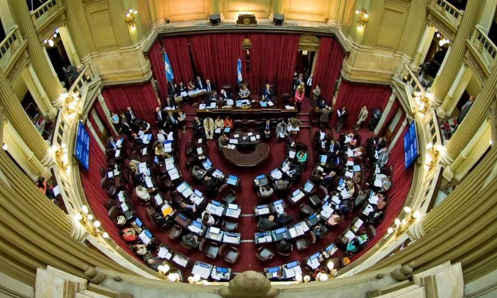 Senado argentino asesta doble golpe al Gobierno de Milei