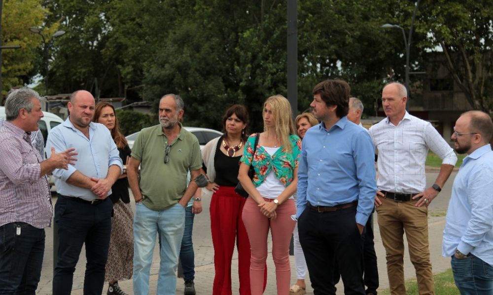 Javier Martínez junto a funcionarios y concejales