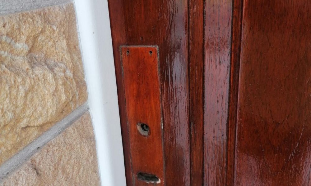 Robo de picaportes de bronce