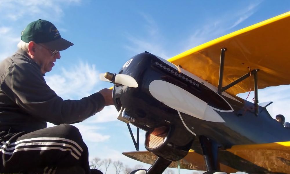 Jorge García con uno de sus modelos