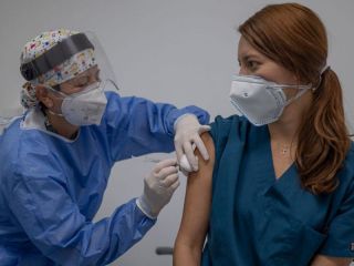 En Buenos Aires, personal de salud vacunado y sin sntomas no deber aislarse ante contacto estrecho