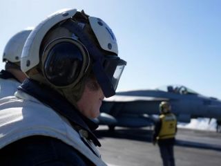Milei se sube al poder naval de EE.UU.: Participó de ejercicios militares en el portaaviones USS Nimitz