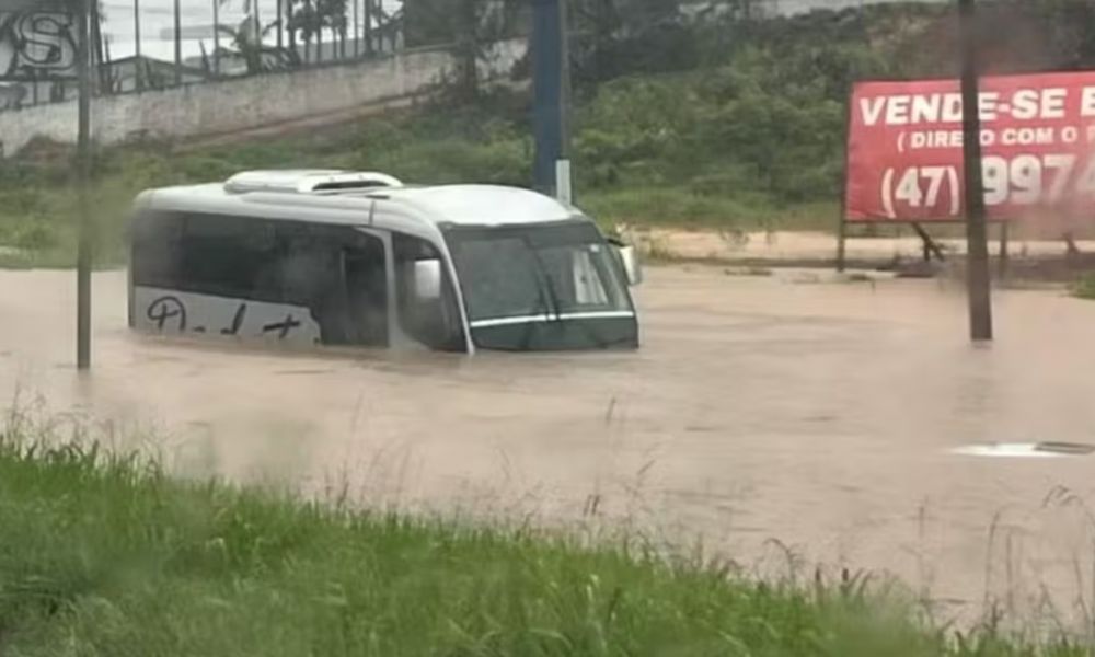 Inundaciones y caos en plena temporada turística