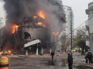 Clausurado y sin permisos: Incendio en depsito clandestino en el corazn de La Plata