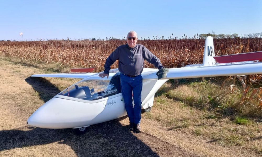 Jorge García con el planeador que hizo su último vuelo