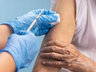 Quienes no asistan a vacunarse y no cancelen el turno pasan a la lista de espera general