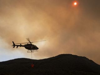 Cay un helicptero hidrante que combata incendios en Alumin y murieron sus dos ocupantes
