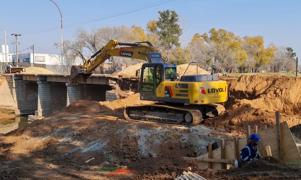 Demolición del viejo puente de Bv. Colón