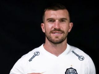 Del fenómeno viral del Mundial al golazo soñado: Tim Payne tuvo un debut inolvidable en Olimpia