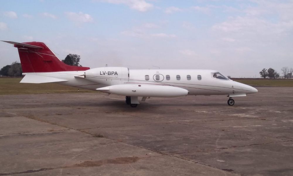Learjet 35A a punto de despegar del Aeródromo de Pergamino