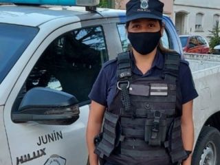 Junn: mujer polica amamant a una beba en estado de desnutricin