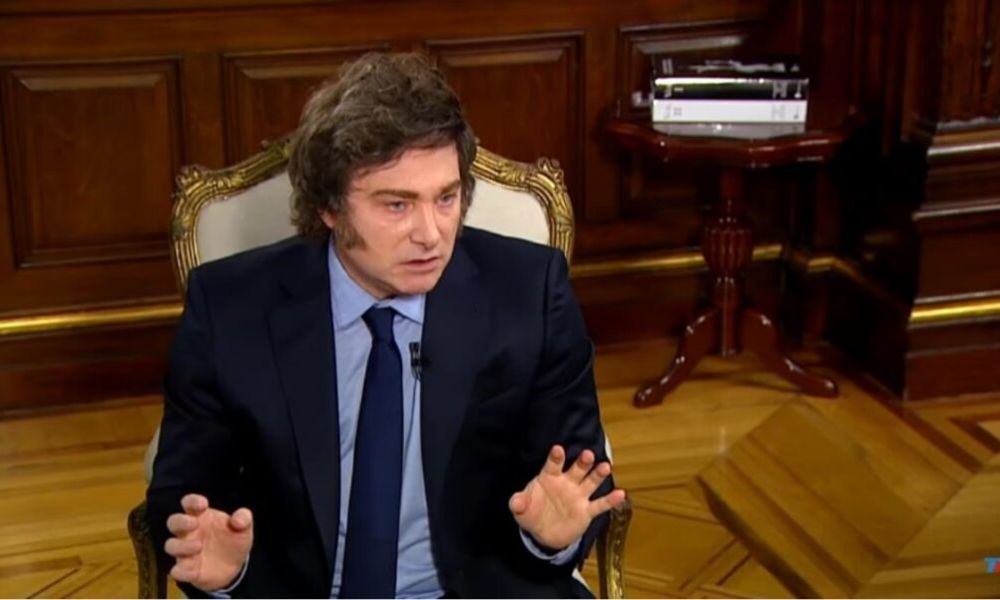 Milei se despega del escándalo