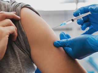 Se aplicar la cuarta dosis para mayores de 50, grupos de riesgo y docentes