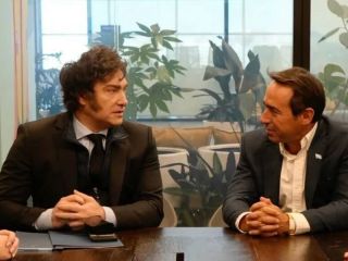 Milei visita Mercado Libre: Promete bajar impuestos y elogia al sector privado