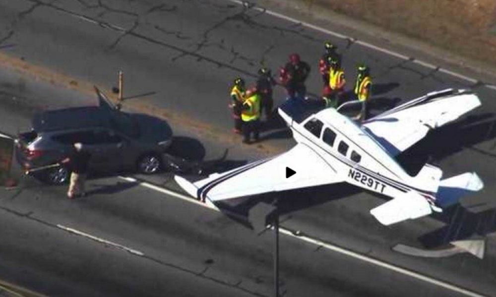 Avión aterriza de emergencia en una carretera