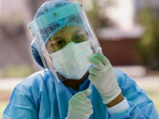 Provincia habla de vacunar a docentes y auxiliares antes de marzo