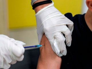 Córdoba endurece su política sanitaria: Multas y sanciones por no vacunar a menores