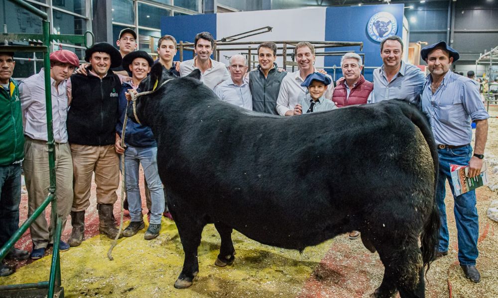 Javier Martínez junto a Diego Santilli en La Rural