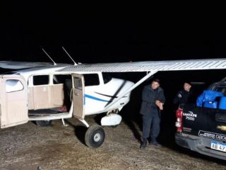 Un avión abandonado, una antena Starlink y miles de dólares