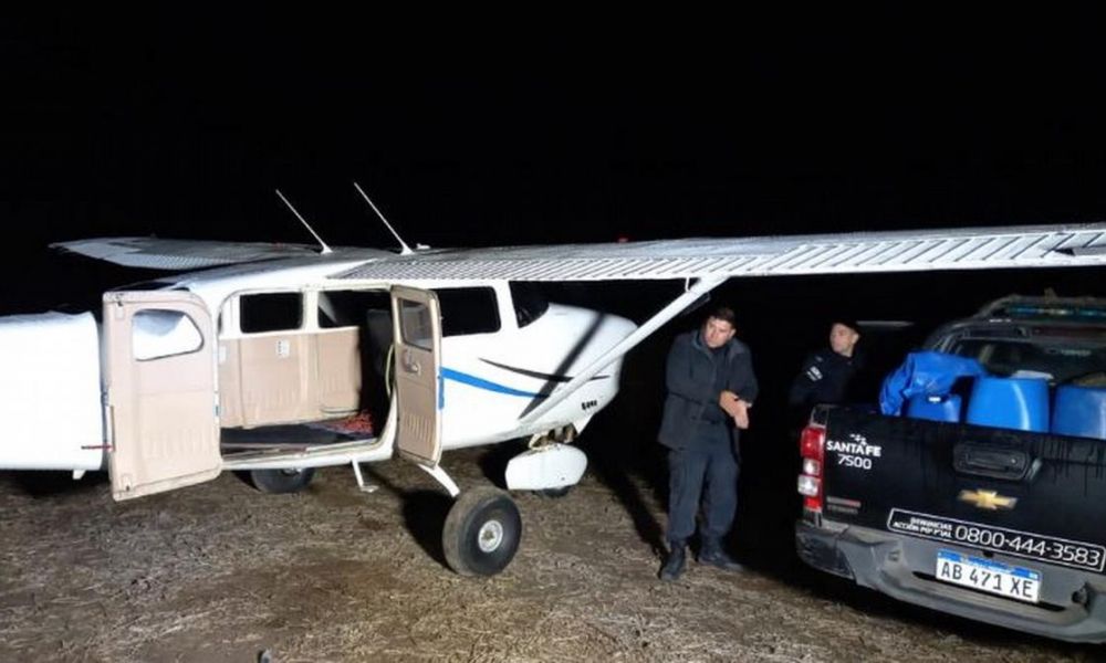 Un avión abandonado, una antena Starlink y miles de dólares