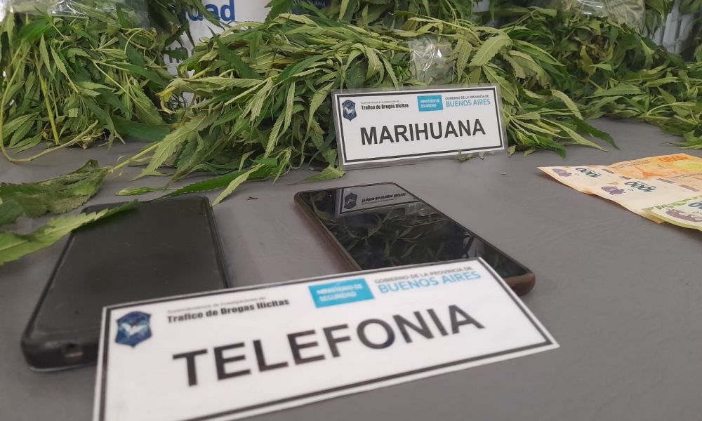 Caen detenidos dos jóvenes por comercio de drogas Caen detenidos dos jóvenes por comercio de drogas