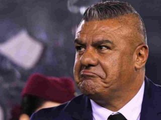 Silbidos en la Bombonera: El incómodo recibimiento al «Chiqui» Tapia en pleno homenaje