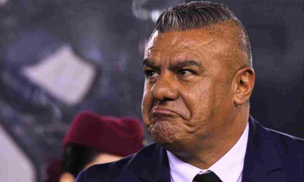 Chiqui Tapia bajo una oleada de silbidos y cánticos